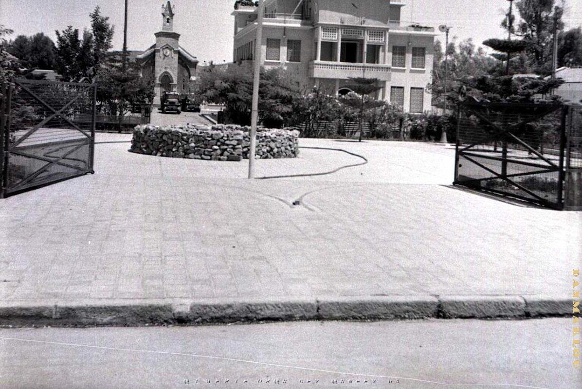 De Malherbe 502- Mairie et eglise COLLECTION DES AMIS DE ND DE SANTA CRUZ.jpg